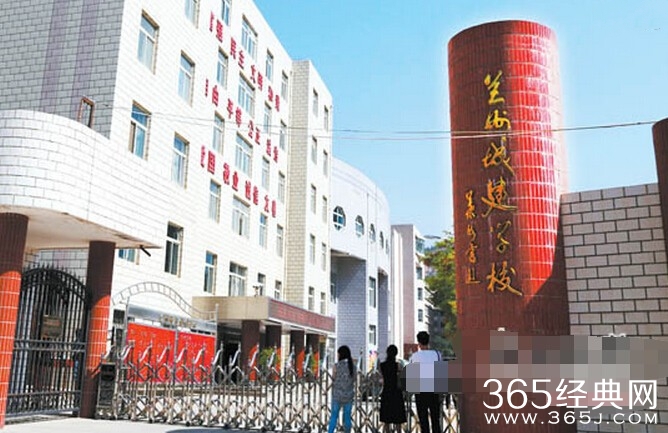 学生持械暴打同窗 犹如古惑仔黑社会