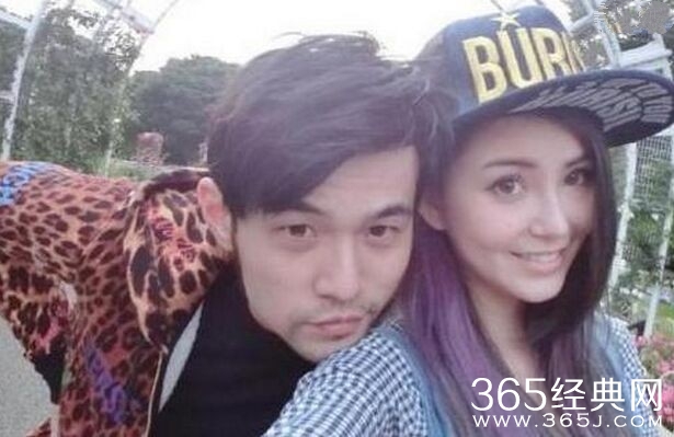 周杰伦头长草卖萌为母亲庆生 与娇妻秀恩爱虐单身狗