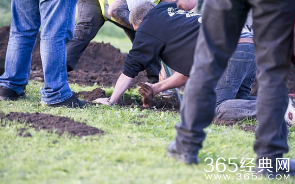 逃生大师表演失败惨遭活埋视频 被挖出时已昏迷