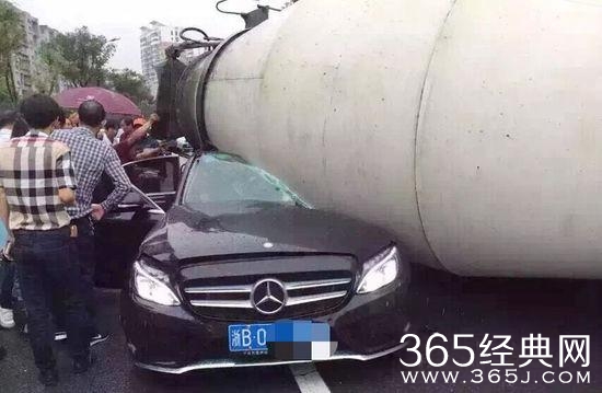 水泥车避让侧翻压死轿车司机现场图 水泥车司机照片资料受关注