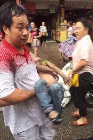 福建宁德幼儿园起火 市民拉大块布接孩子(图)