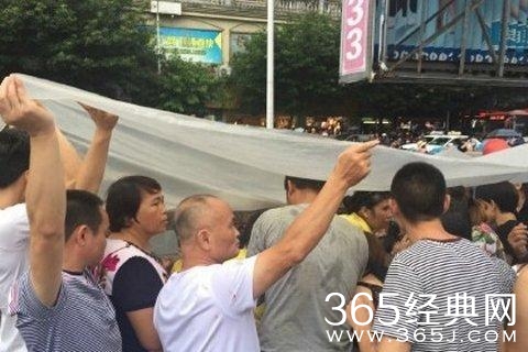 福建宁德幼儿园起火 市民拉大块布接孩子(图)