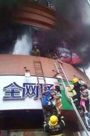 福建宁德幼儿园起火 市民拉大块布接孩子(图)