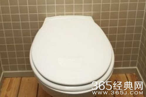 女子上厕所被炸 有多大的冤仇啊！