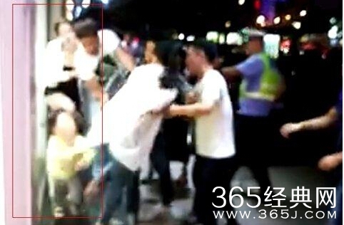 江西上饶宝马女脚踹孩子 周玉玲身份证号手机号曝光