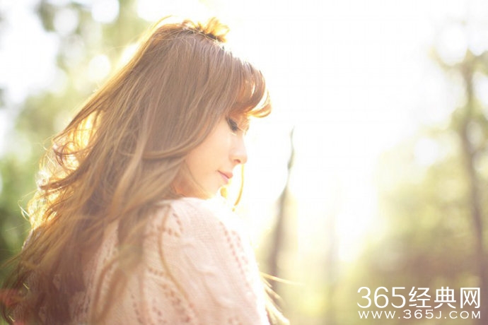 初秋月下，流年里一抹淡淡的情伤