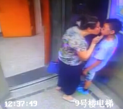 老太太电梯内强吻小学生完整视频 6旬老太为什么强吻小学生