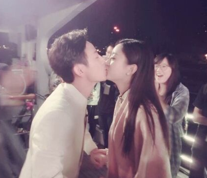 何炅赵丽颖接吻恋情曝光 何炅赵丽颖接吻偶像来了是哪一期？