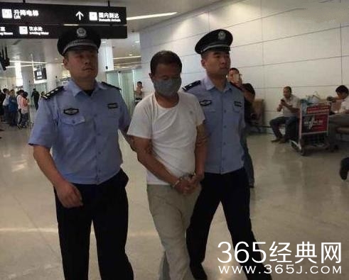 外逃富商勒索情人 偷拍情人啪啪视频敲诈