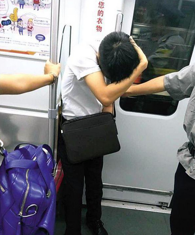 广州地铁现射狼 当众猥亵射了