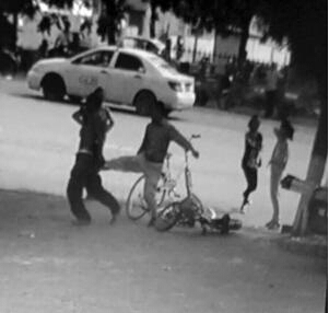 廊坊男子当街猥亵幼女监控视频 遭飞脚哥一脚撂倒