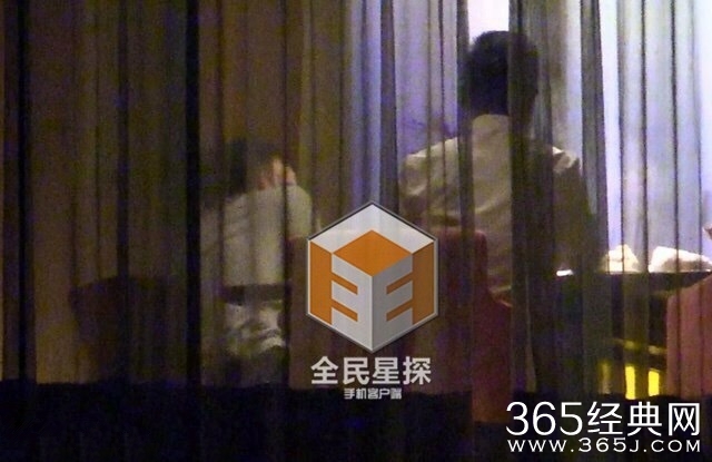 谢霆锋当众献吻王菲 两人爱意浓浓