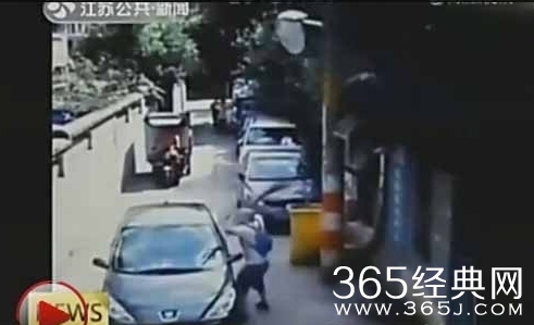 南京外教殴打60岁司机监控录像曝光 不满其按喇叭