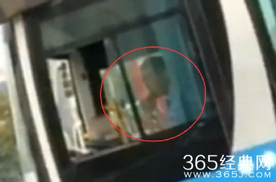 公交司机开车吃苹果 乘客担心公交行车安全