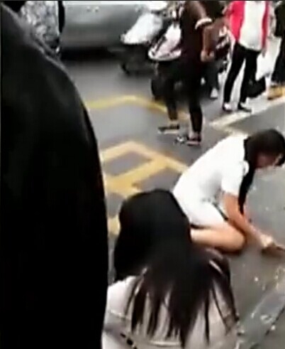 女孩街头殴打的姐辱骂西安人遭飞踹 两女孩打的姐对其辱骂遭围观群众踹飞