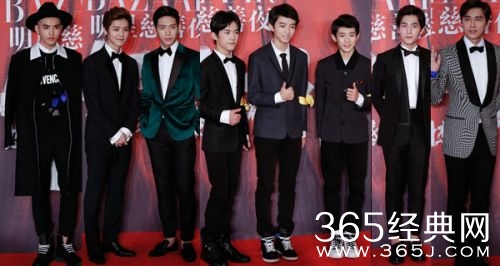 2015芭莎明星慈善夜募集善款4170多万元 众明星大秀恩爱虐单身狗