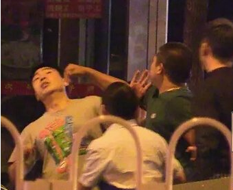 曹云金与人当街互殴完整视频 与曹云金互殴的灰衣男子身份曝光