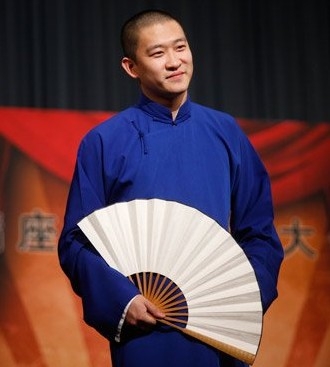 曹云金当街斗殴打架视频曝光 双方在街边大打出手