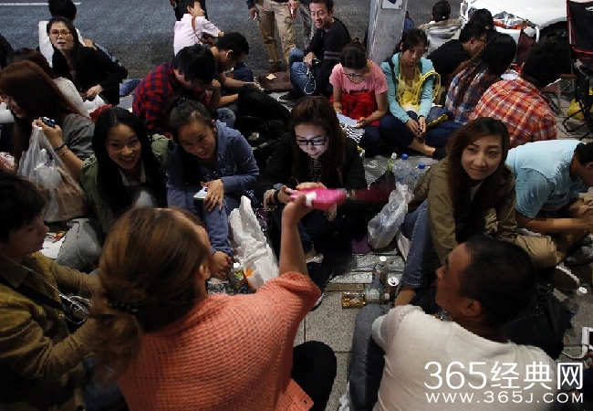 iphone6s25日开售疯抢现场盛况 苹果旗舰店遭疯抢现场照