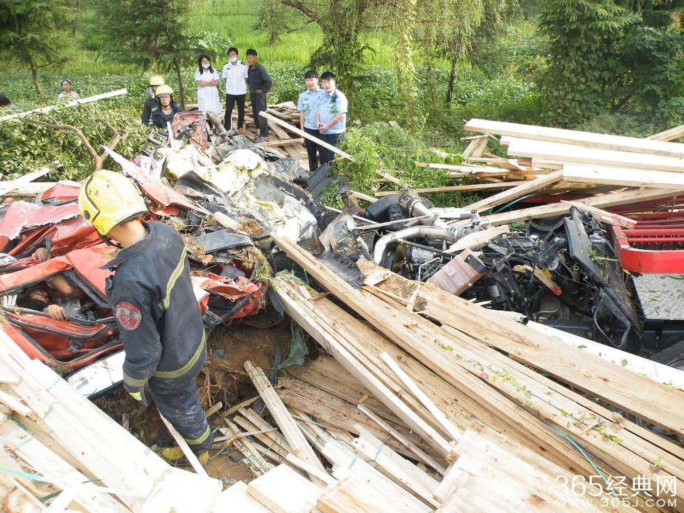 车祸父亲保护儿子 舍命护子保其周全