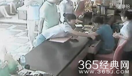 男子猥亵暴打女服务员监控视频 称后台很硬