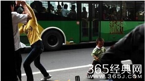 新婚夫妻为去谁家过中秋在车站吵架现场视频图片