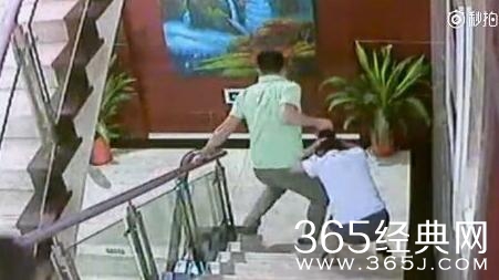 男子猥亵暴打女服务员监控视频 称后台很硬