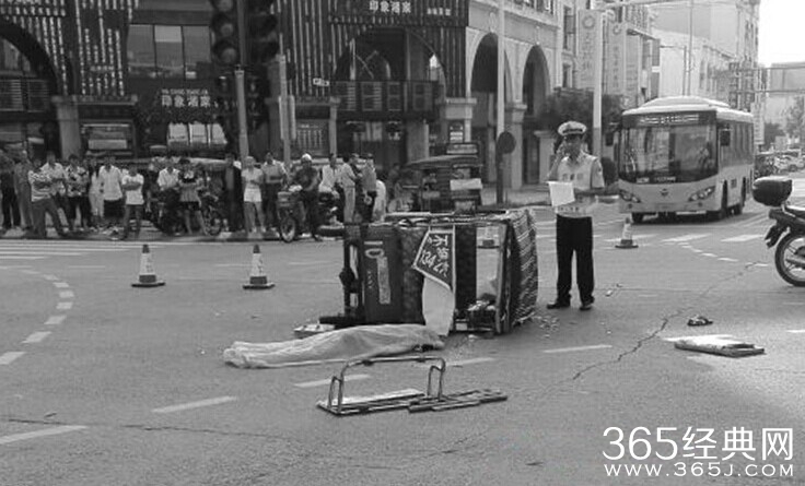 女子被确认身亡抬上车又复活