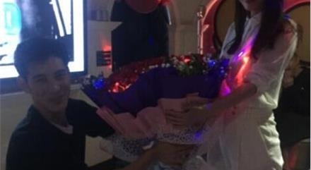 蒲巴甲徐冬冬怎么认识的 疑似蒲巴甲求婚徐冬冬现场照曝光