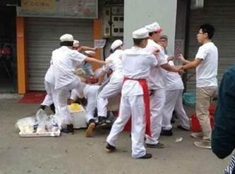 新闻哥：论自拍杆的正确使用方法！2015.09.29