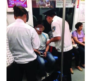 新闻哥：论自拍杆的正确使用方法！2015.09.29