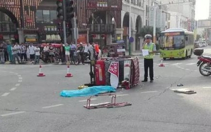 新闻哥：论自拍杆的正确使用方法！2015.09.29