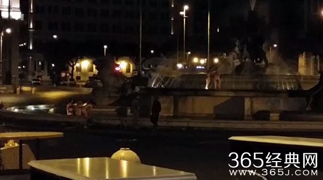 6男女全裸罗马共和国广场喷泉嬉戏现场监控视频