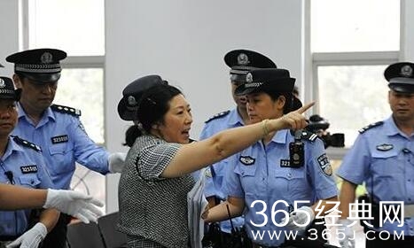 南京虐童案庭审现场李征琴情绪失控被逮捕画面曝光