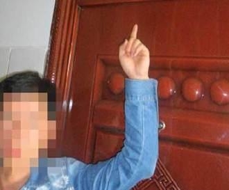 新闻哥：论自拍杆的正确使用方法！2015.09.29