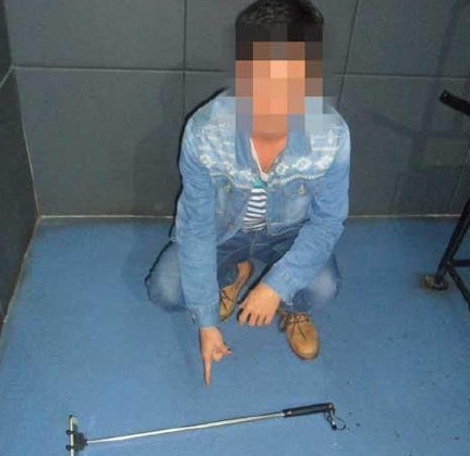 新闻哥：论自拍杆的正确使用方法！2015.09.29