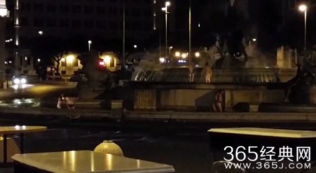 6男女全裸罗马共和国广场喷泉嬉戏现场监控视频