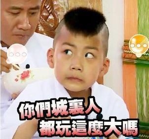 新闻哥：论自拍杆的正确使用方法！2015.09.29