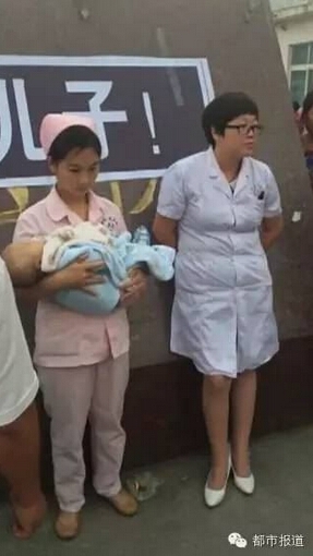 河南周口医生护士抱死婴现场照片 死亡婴儿家属身份资料遭扒