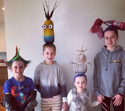 新闻哥：论自拍杆的正确使用方法！2015.09.29