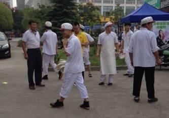 新闻哥：论自拍杆的正确使用方法！2015.09.29