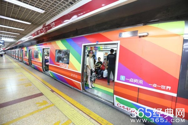 北京彩虹地铁男同性恋求婚现场视频