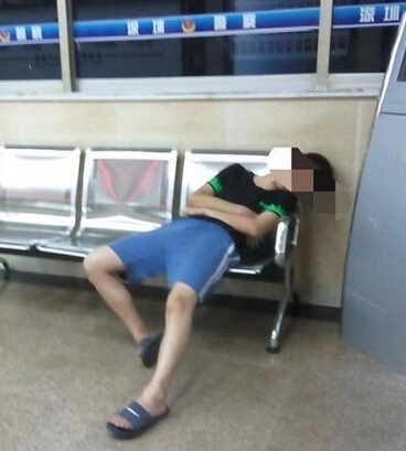 少年进派出所睡觉 家长不接要求警察送回家