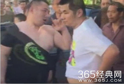 如皋宝马男酒驾殴打男童遭众人围堵