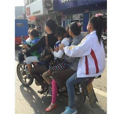 新闻哥：今天你们都认真在上班吗？2015.09.30