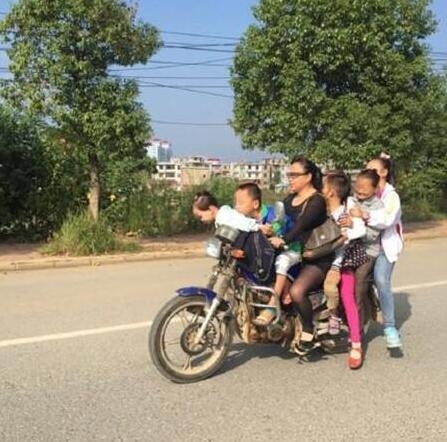 新闻哥：今天你们都认真在上班吗？2015.09.30