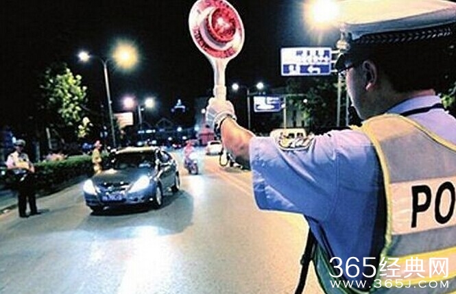 小伙酒驾被查自称叶良辰 威胁交警要罢手莫追究