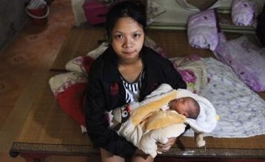 少女产女男友消失 热心市民欲收养