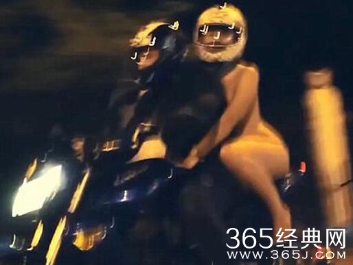 俄罗斯女子街头上演裸体骑摩托现场图 原因不明