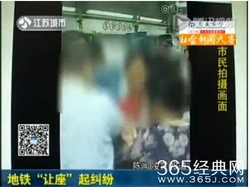 女子地铁内用孩子抢座遭大妈呵斥